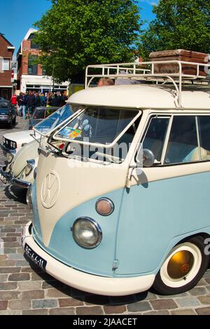 Avant d'une fourgonnette Volkswagen d'époque avec pare-brise à ouverture vers le haut, des années 1950, lors d'un spectacle automobile classique à Uithuizen, Groningen, pays-Bas Banque D'Images