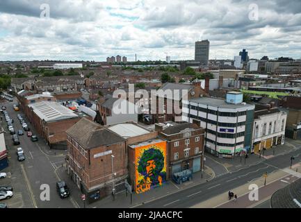 Leicester, Leicestershire, Royaume-Uni. 29th mai 2022. Les gens marchent devant une peinture murale peinte par pulvérisation de Jimi Hendrix créée par Won ABC lors de l'événement apportez la peinture. Le Festival international d'art de rue, primé, attire des artistes du monde entier. Credit Darren Staples/Alay Live News. Banque D'Images