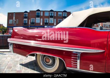 Aileron arrière latéral et arrière chromé d'une voiture rouge vintage coupé deville cabriolet années 1950 de Cadillac lors d'un salon de voiture classique à Uithuizen, pays-Bas Banque D'Images