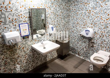Toilettes équipées pour les personnes handicapées. Commodités publiques et toilettes à l'aéroport CDG de Paris, France Banque D'Images
