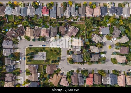 Vue aérienne de haut en bas des maisons et des rues dans le beau quartier résidentiel de Calgary, Alberta, Canada, les propriétés, les maisons et l'immobilier. Banque D'Images