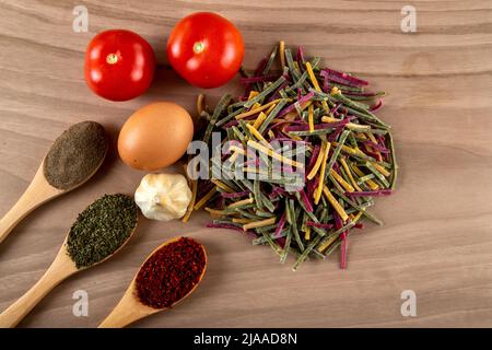 Nouilles traditionnelles turques aux tomates, aux œufs et aux épices Banque D'Images