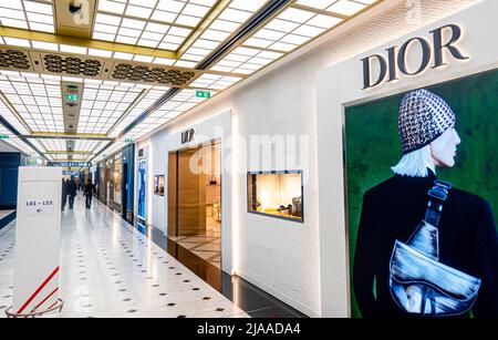 DIOR magasiner dans les départements de produits de luxe avec des marques de mode dans le terminal 2E, aéroport de Paris, CDG, France Banque D'Images