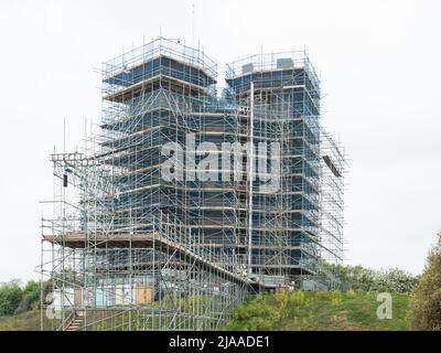 Le château historique d'Orford à Suffolk est entièrement enfermé dans un échafaudage pour travaux de restauration. Banque D'Images