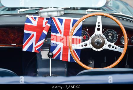 Brighton Royaume-Uni 29th mai 2022 - les participants ont terminé la course en voiture classique de Londres à Brighton qui se termine le long du bord de mer de Brighton . Les voitures provenant du célèbre musée Brooklands et les véhicules de production de plus de 40 ans sont éligibles pour participer : crédit Simon Dack / Alamy Live News Banque D'Images