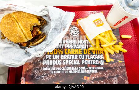 Burger King combo, gros hamburger, petites frites, coca sur un plateau, sur une table dans le restaurant Burger-King à Bucharest Airport Departures Foodcourt Banque D'Images