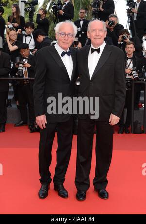 28 mai 2022, CANNES, France : CANNES, FRANCE - 28 MAI : (de gauche à droite) Jean-Pierre Dardenne et Luc Dardenne assistent à la cérémonie de clôture du festival annuel du film de Cannes 75th au Palais des Festivals, le 28 mai 2022 à Cannes, en France. (Credit image: © Frederick Injimbert/ZUMA Press Wire) Banque D'Images