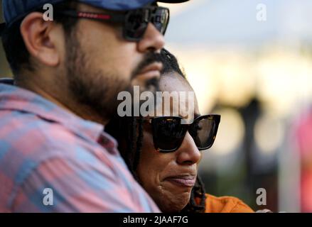Uvalde, États-Unis. 28th mai 2022. Des gens pleurent pour les victimes d'une fusillade de masse scolaire à Town Square à Uvalde, Texas, États-Unis, le 28 mai 2022. Au moins 19 enfants et deux adultes ont été tués mardi lors d'une fusillade à l'école élémentaire Robb, dans la ville d'Uvalde, au Texas. Crédit : Wu Xiaoling/Xinhua/Alay Live News Banque D'Images