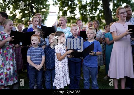 Uvalde, États-Unis. 28th mai 2022. Des gens pleurent pour les victimes d'une fusillade de masse scolaire à Town Square à Uvalde, Texas, États-Unis, le 28 mai 2022. Au moins 19 enfants et deux adultes ont été tués mardi lors d'une fusillade à l'école élémentaire Robb, dans la ville d'Uvalde, au Texas. Crédit : Wu Xiaoling/Xinhua/Alay Live News Banque D'Images