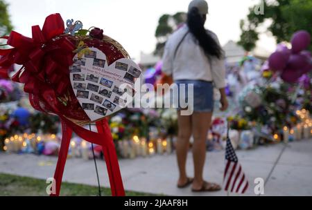 Uvalde, États-Unis. 28th mai 2022. Des gens pleurent pour les victimes d'une fusillade de masse scolaire à Town Square à Uvalde, Texas, États-Unis, le 28 mai 2022. Au moins 19 enfants et deux adultes ont été tués mardi lors d'une fusillade à l'école élémentaire Robb, dans la ville d'Uvalde, au Texas. Crédit : Wu Xiaoling/Xinhua/Alay Live News Banque D'Images
