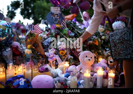 Uvalde, États-Unis. 28th mai 2022. Des gens pleurent pour les victimes d'une fusillade de masse scolaire à Town Square à Uvalde, Texas, États-Unis, le 28 mai 2022. Au moins 19 enfants et deux adultes ont été tués mardi lors d'une fusillade à l'école élémentaire Robb, dans la ville d'Uvalde, au Texas. Crédit : Wu Xiaoling/Xinhua/Alay Live News Banque D'Images