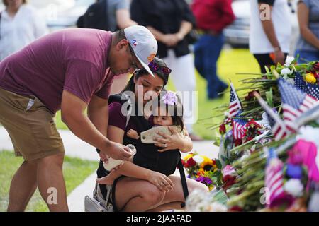 Uvalde, États-Unis. 28th mai 2022. Des gens pleurent pour les victimes d'une fusillade de masse scolaire à Town Square à Uvalde, Texas, États-Unis, le 28 mai 2022. Au moins 19 enfants et deux adultes ont été tués mardi lors d'une fusillade à l'école élémentaire Robb, dans la ville d'Uvalde, au Texas. Crédit : Wu Xiaoling/Xinhua/Alay Live News Banque D'Images