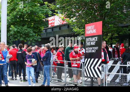 Londres, Royaume-Uni. 29th mai 2022 ; Stade Wembley, Londres, Angleterre, finale du championnat EFL, Huddersfield Town versus Nottingham Forest : les fans de la forêt de Nottingham font la queue pour entrer dans Boxpark fanzone crédit: Action plus Sports Images/Alay Live News Banque D'Images