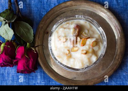 Riz kheer ou payasam ou payesh ou khir est crémeux dessert indien ou riz pudding.fait à partir de lait, riz et amandes.vue du dessus, gros plan de la délicatesse Diwali. Banque D'Images