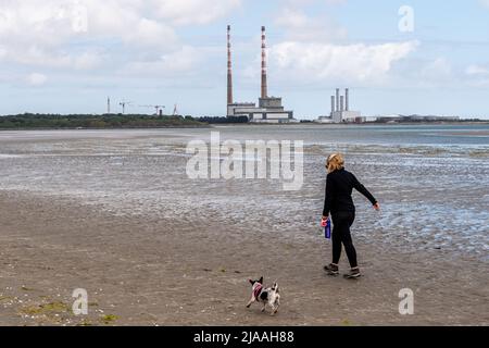 Sandymount Beach, Dublin, Irlande. 29th mai 2022. Avec les célèbres tours de Poolbeg en arrière-plan, les gens marchent sur la plage de Sandymoount lors d'une journée chaude et ensoleillée à Dublin, en Irlande. Crédit : AG News/Alay Live News Banque D'Images