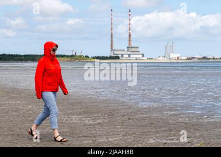 Sandymount Beach, Dublin, Irlande. 29th mai 2022. Avec les célèbres tours de Poolbeg en arrière-plan, les gens marchent sur la plage de Sandymoount lors d'une journée chaude et ensoleillée à Dublin, en Irlande. Crédit : AG News/Alay Live News Banque D'Images