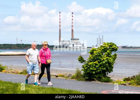 Sandymount Beach, Dublin, Irlande. 29th mai 2022. Avec les célèbres tours de Poolbeg en arrière-plan, les gens marchent sur la plage de Sandymoount lors d'une journée chaude et ensoleillée à Dublin, en Irlande. Crédit : AG News/Alay Live News Banque D'Images