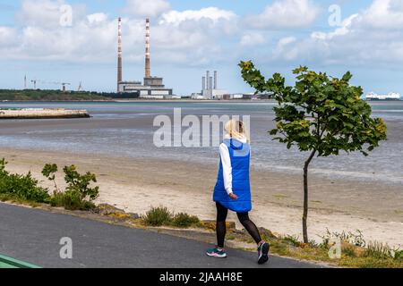 Sandymount Beach, Dublin, Irlande. 29th mai 2022. Avec les célèbres tours de Poolbeg en arrière-plan, les gens marchent sur la plage de Sandymoount lors d'une journée chaude et ensoleillée à Dublin, en Irlande. Crédit : AG News/Alay Live News Banque D'Images