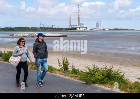 Sandymount Beach, Dublin, Irlande. 29th mai 2022. Avec les célèbres tours de Poolbeg en arrière-plan, les gens marchent sur la plage de Sandymoount lors d'une journée chaude et ensoleillée à Dublin, en Irlande. Crédit : AG News/Alay Live News Banque D'Images