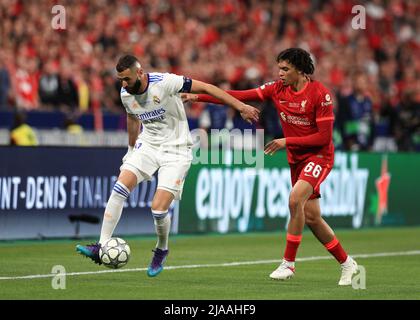 28th mai 2022 ; Stade de France, Saint-Denis, Paris, France. Finale de football de la Ligue des champions entre le FC Liverpool et le Real Madrid ; Karim Benzema de Real Madrid détient Trent Alexander-Arnold de Liverpool Banque D'Images