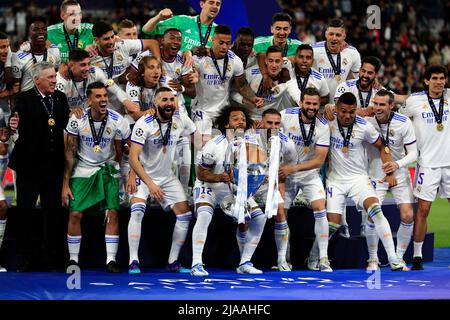 28th mai 2022 ; Stade de France, Saint-Denis, Paris, France. Finale de football de la Ligue des Champions entre le FC Liverpool et le Real Madrid ; Marcelo du Real Madrid lève le trophée de la Ligue des Champions Banque D'Images