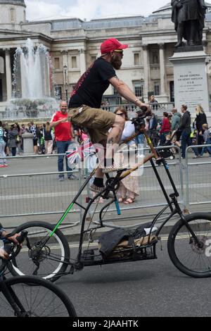 Londres, Royaume-Uni. 29th mai 2022. Des milliers participent au Ride London - Freececycle, ils ne sont pas un point de départ ou de fin. Les cyclistes se contentent de faire des tours et des tours à Westminster. Ils peuvent s'arrêter et sortir où ils veulent à Charing Cross, Trafalgar Square, Londres, Royaume-Uni. - 29 mai 2022. Crédit : voir Li/Picture Capital/Alamy Live News Banque D'Images