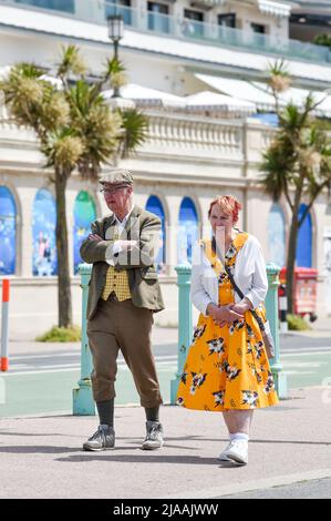 Brighton UK 29th mai 2022 - les visiteurs profitent du soleil sur le front de mer de Brighton car un temps plus frais est prévu pour le Royaume-Uni au cours des prochains jours : Credit Simon Dack / Alamy Live News Banque D'Images