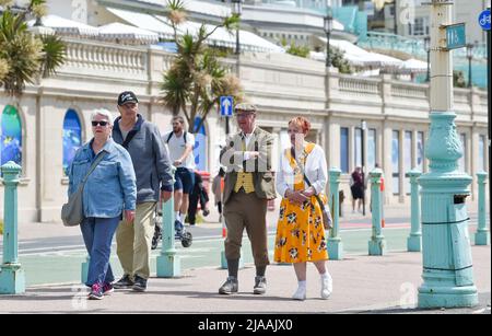 Brighton UK 29th mai 2022 - les visiteurs profitent du soleil sur le front de mer de Brighton car un temps plus frais est prévu pour le Royaume-Uni au cours des prochains jours : Credit Simon Dack / Alamy Live News Banque D'Images