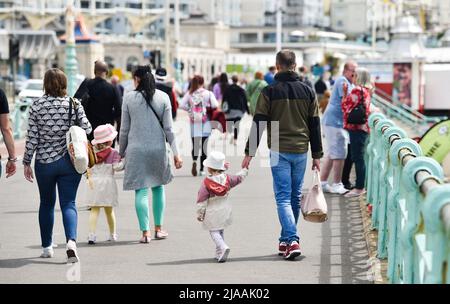 Brighton UK 29th mai 2022 - les visiteurs profitent du soleil sur le front de mer de Brighton car un temps plus frais est prévu pour le Royaume-Uni au cours des prochains jours : Credit Simon Dack / Alamy Live News Banque D'Images