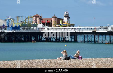 Brighton UK 29th mai 2022 - les visiteurs profitent du soleil sur le front de mer et la plage de Brighton car le temps frais est prévu pour le Royaume-Uni au cours des prochains jours : Credit Simon Dack / Alay Live News Banque D'Images