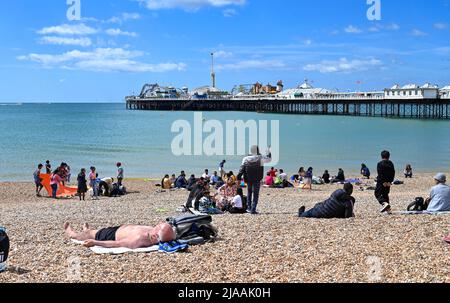 Brighton UK 29th mai 2022 - les visiteurs profitent du soleil sur le front de mer et la plage de Brighton car le temps frais est prévu pour le Royaume-Uni au cours des prochains jours : Credit Simon Dack / Alay Live News Banque D'Images