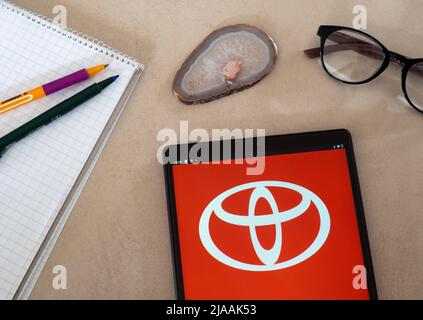 Sur cette photo, le logo de Toyota Motor Corporation est affiché sur une tablette Banque D'Images