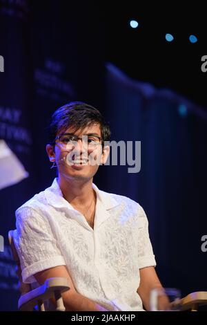 Hay-on-Wye, pays de Galles, Royaume-Uni. 29th mai 2022. Gurnaik Johal s'entretient avec Jon McGregor au Hay Festival 2022, pays de Galles. Crédit : Sam Hardwick/Alamy. Banque D'Images