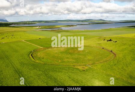 Vue aérienne du cairn néolithique chamberé de Maeshowe, site classé au patrimoine mondial de l'UNESCO, îles Orcades, Écosse, Royaume-Uni Banque D'Images