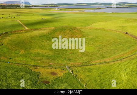 Vue aérienne du cairn néolithique chamberé de Maeshowe, site classé au patrimoine mondial de l'UNESCO, îles Orcades, Écosse, Royaume-Uni Banque D'Images