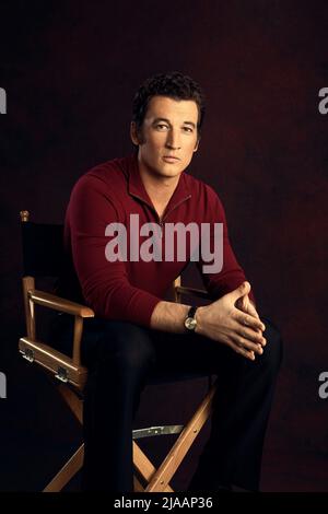 MILES TELLER dans L'OFFRE (2022), réalisé par DEXTER FLETCHER, ADAM ARKIN et COLIN BUCKSEY. Credit: PARAMOUNT TELEVISION / Album Banque D'Images