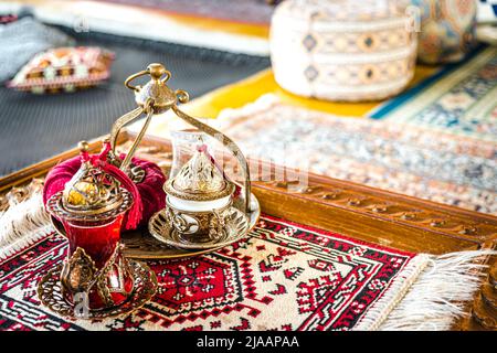 Café et thé turcs servis dans des articles ménagers traditionnels colorés dans un café à thème turc Banque D'Images