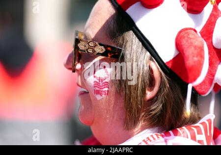 Un fan de la forêt de Nottingham avec une peinture faciale avant la finale du championnat de Sky Bet au stade Wembley, Londres. Date de la photo: Dimanche 29 mai 2022. Banque D'Images