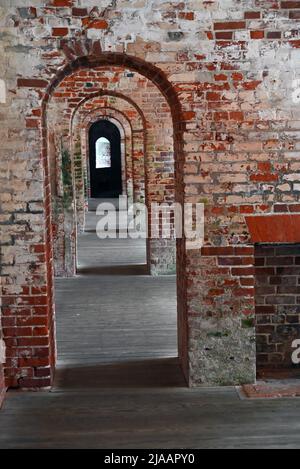 Passage intérieur à fort Macon, garrisé en 1834 pour protéger Beaufort NC, et transformé en parc national en 1924. Banque D'Images