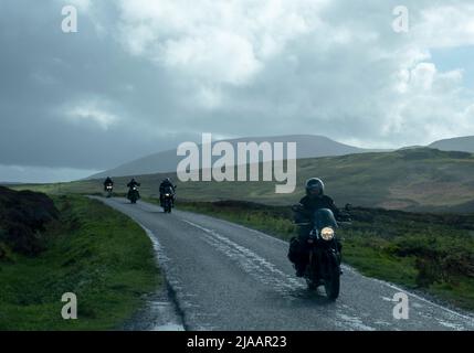 Motocyclistes voyageant sur la A838 vers le nord à travers Sutherland sur la côte nord 500, en Écosse. Banque D'Images