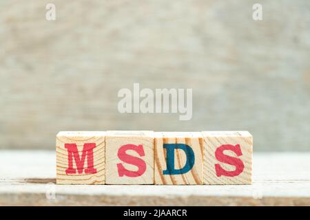 Bloc de lettres de l'alphabet dans le mot MSDS (Abbreviation of Material Safety Data Sheet) sur fond de bois Banque D'Images