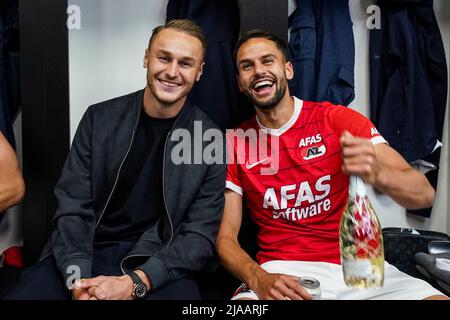 ALKMAAR - Teun Koopmeiners et Pantelis Hatzidiakos d'AZ Alkmaar célèbrent la victoire lors du match final de l'Eredivisie hollandaise entre AZ Alkmaar et Vitesse au stade AFAS le 29 mai 2022 à Alkmaar, aux pays-Bas. ANP ED DU POL Banque D'Images