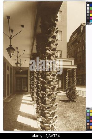 8., Albertgasse 13-17 - Ludo-Hartmann-Hof - Portikus. Carl (Karl) Zapletal (1876—1941), photographe Banque D'Images