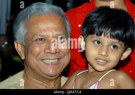 Dhaka, Bangladesh - 01 décembre 2006 : le Dr Muhammad Yunus a reçu le prix Nobel de la paix pour avoir fondé la Banque Grameen et été pionnier des concepts Banque D'Images