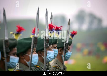 Katmandou, Bagmati, Népal. 29th mai 2022. Des membres de la police népalaise participent à un défilé lors de la célébration de la Journée de la République à Katmandou (Népal), le 29 mai 2022 la Journée de la République commémore la date à laquelle la première réunion de l'Assemblée constituante du Népal a eu lieu le 28 mai 2008, Qui a mis fin au règne de 240 ans des rois Shah et a déclaré le Népal une république. (Credit image: © Sunil Sharma/ZUMA Press Wire) Credit: ZUMA Press, Inc./Alamy Live News Banque D'Images