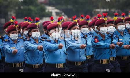 Katmandou, Bagmati, Népal. 29th mai 2022. Des membres de la police népalaise participent à un défilé lors de la célébration de la Journée de la République à Katmandou (Népal), le 29 mai 2022 la Journée de la République commémore la date à laquelle la première réunion de l'Assemblée constituante du Népal a eu lieu le 28 mai 2008, Qui a mis fin au règne de 240 ans des rois Shah et a déclaré le Népal une république. (Credit image: © Sunil Sharma/ZUMA Press Wire) Credit: ZUMA Press, Inc./Alamy Live News Banque D'Images