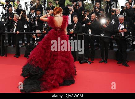 Cannes, France. 28th mai 2022. Un invité arrive au tapis rouge lors de la cérémonie de clôture de l'édition 75th du Festival de Cannes, dans le sud de la France, le 28 mai 2022. Credit: Gao Jing/Xinhua/Alamy Live News Banque D'Images