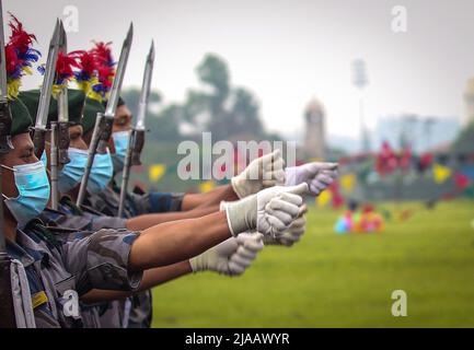 Katmandou, Bagmati, Népal. 29th mai 2022. Des membres de la police armée participent à un défilé lors de la célébration de la Journée de la République à Katmandou (Népal), le 29 mai 2022 la Journée de la République commémore la date à laquelle la première réunion de l'Assemblée constituante du Népal a eu lieu le 28 mai 2008, Qui a mis fin au règne de 240 ans des rois Shah et a déclaré le Népal une république. (Credit image: © Sunil Sharma/ZUMA Press Wire) Credit: ZUMA Press, Inc./Alamy Live News Banque D'Images