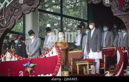 Katmandou, Bagmati, Népal. 29th mai 2022. Le Président du Népal Bidhya Devi Bhandari (2nd R) et le Premier Ministre Sher Bahadur Deuba (R) assistent à la célébration de la Journée de la République à Katmandou (Népal), le 29 mai 2022 la Journée de la République commémore la date à laquelle la première réunion de l'Assemblée constituante du Népal a eu lieu le 28 mai 2008, Qui a mis fin au règne de 240 ans des rois Shah et a déclaré le Népal une république. (Credit image: © Sunil Sharma/ZUMA Press Wire) Credit: ZUMA Press, Inc./Alamy Live News Banque D'Images