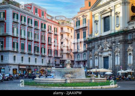 Naples, Italie - 24 mai 2022 : la célèbre fontaine d'artichaut de la place Trieste e Trento dans le centre historique de la ville. Banque D'Images